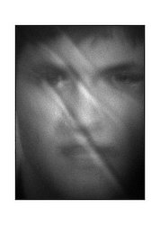 ritratto primo piano ragazzo righe oblique.jpg