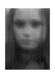 ritratto ragazza decisa capelli su un occhio.jpg
