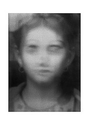 ritratto ragazza occhi bianchi e orecchini.jpg