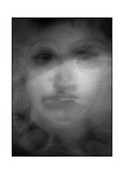 ritratto ragazzo mezza faccia illuminata.jpg