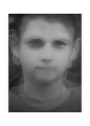 ritratto ragazzo molto serio e giovane.jpg