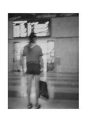 uomo di schiena pantaloni corti stazione Firenze.jpg